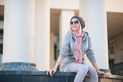 Ne dévoilez pas vos jambes en hiver, portez une paire de chaussettes pour un look tendance !